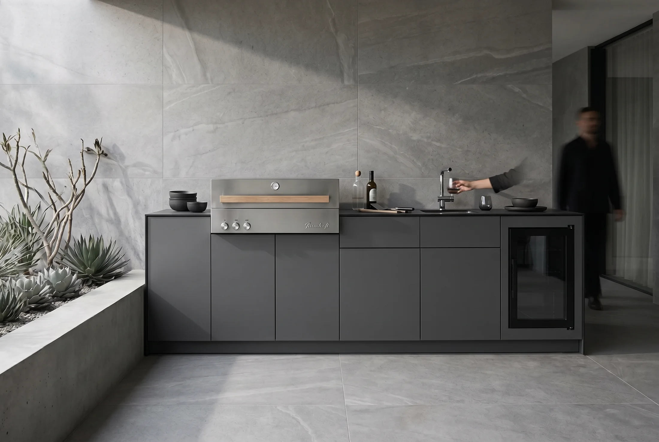 Graphite Infinity in einer modernen Outdoor-Living-Szene.